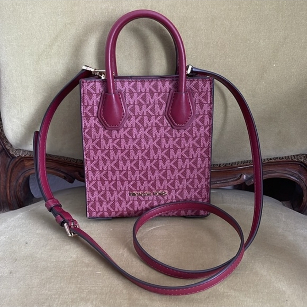 Micheal Kors XS Logo Mercer EUC